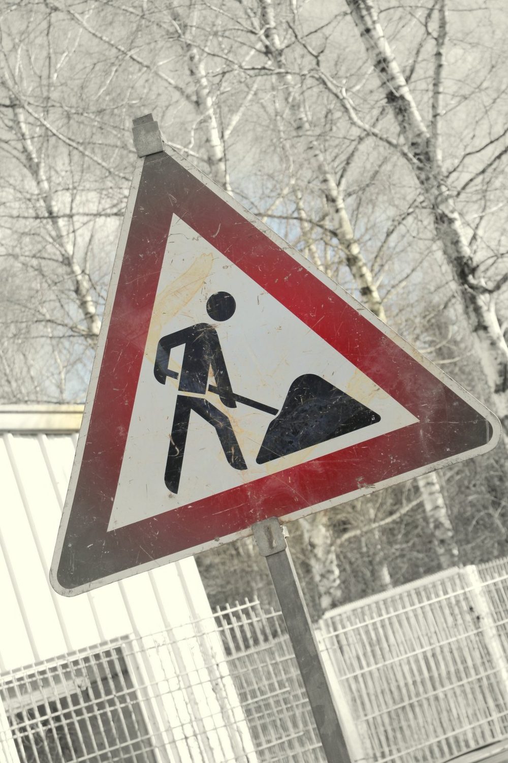 Baustellen-Warnschild „Baustelle“ an einer Tiefbaustelle der THS Tiefbau H. Schweitzer GmbH
